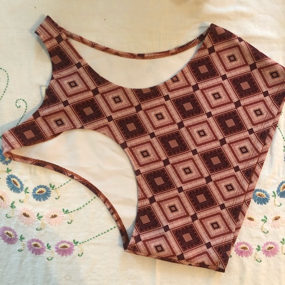 CLEARANCE Forever21 High Neck Geometric Cropped Tank Top - Picture 3 of 4